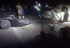 İnegöl'de otomobiller kafa kafaya çarpıştı: 3 yaralı