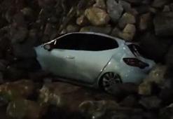 Payas’da istinat duvarı park halindeki araçların üstüne devrildi