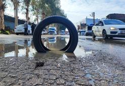 Vatandaşın yol isyanı! Belediye kapatmayınca lastikle önlem alındı