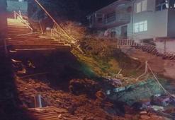 İstanbul'da bir binanın yanında çöktü: Merdivenler bir anda yere yığıldı