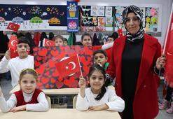 Türkiye'de ilk ders bayrak! Okullar Türk bayrağıyla kırmızıya boyandı; Öğrencilerin kalbine 'Bayrak Sevgisi' işlendi
