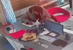 İş görüşmesinde telefon hırsızlığı! O anlar kamerada; Kağıtla üstünü örtüp cebine attı