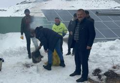 Kars'ta paneller kapanınca su kesildi! Köylü seferber oldu: Tezek ateşiyle ısıtmaya çalıştılar