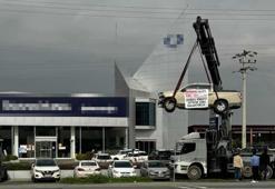 Aldığı sıfır kamyonetin hatalı çıktığını öne sürdü! Bayinin önünde vinçle kaldırarak sergiledi