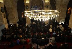 Adana'da 6 asırlık tarihi camide Berat Kandili'nde eller semaya açıldı