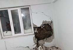 Hakkari'de büyük panik! Dağdan kopan kaya parçası evin duvarını delip, yatak odasına girdi
