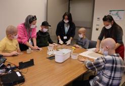 Adana Şehir Hastanesi’nden anlamlı proje: Okula gidemeyen çocuklar el becerilerini bu sayede geliştiriyor