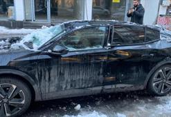 Çatıdan düşen kar kütlesi otomobile zarar verdi