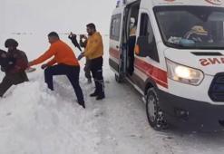 Kars'ta kar esareti: Çocuklar için Mehmetçik ve ekipler seferber oldu