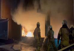 İstanbul'da söndürmesi 2 saat sürdü: Kağıthane'de metruk binada yangın!
