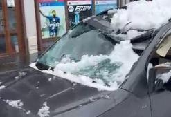 Bitlis’te park halindeki aracın üzerine çatıdan kar kütlesi düştü