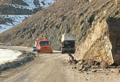 Yüksekova-Van karayolunda faciadan dönüldü: Dev kayalar yola düştü sürücüler felaketin eşiğinden döndü