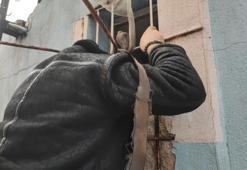 Oraya bir insanın sığması imkansız! Dar pencereden girdi, onlarca telefon arasından sadece 6 tanesini alıp kayıplara karıştı