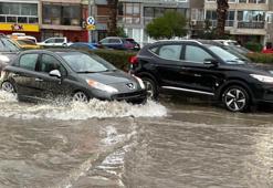 Sağanak yağış İzmir'de hayatı olumsuz etkiledi, caddeler göle döndü