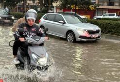 İzmir'de sağanak yağış hayatı olumsuz etkiledi! Caddeler göle döndü
