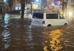 Bodrum yağmura teslim oldu! Yollar göle döndü, evleri su bastı