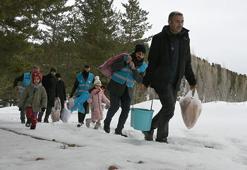 Sarıkamışlı imamlar karda yaban hayatı için seferber oldu! Cübbelerini çıkarıp, bozayı ve kurtlar için dağlara çuvalla yem taşıdılar