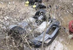 Menderes’te otomobil dereye uçtu: 2 kız kardeş hayatını kaybetti