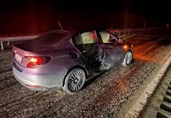 Kayganlaşan yolda önce refüje ardından bariyerlere çarptı: 2 yaralı