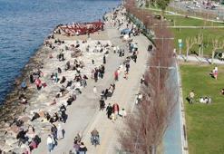 Yağışların ardından güneşli havayı gören vatandaşlar sahile akın etti