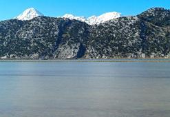 Konya'nın Derebucak ilçesindeki Gembos Ovası adeta göle döndü