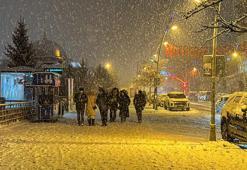 Erzurum'da kar yağışı kent merkezinde etkili oluyor