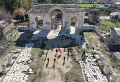 Adana'da zeybek günü: Öğrenciler antik kentte buluştu