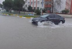 Burhaniye'yi sağanak vurdu! Yollar göle döndü, tarım arazilerini su bastı