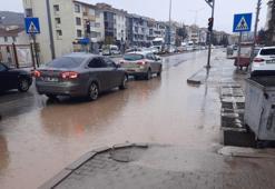 Eskişehir'de kuvvetli sağanak zor anlar yaşattı! Caddeler göle döndü