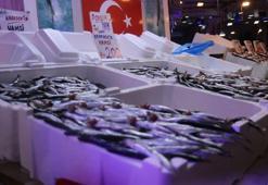 Hamsi tezgahlardaki tahtına yeniden oturdu! Fiyatlar yükselmeden vatandaşlar kapış kapış aldı