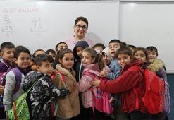Adana'dan duygulandıran görüntüler... Fatma öğretmen kanseri yendi, öğrencilerine kavuştu