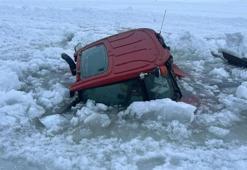 Ardahan'da Çıldır Gölü yüzeyindeki buz kırıldı, traktör sulara gömüldü