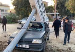 Mersin'de kamyonun çarptığı tabela otomobilin üzerine devrildi: 1 yaralı