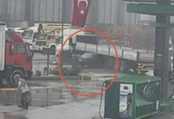 Manisa’da otomobil tırın altına ok gibi saplandı