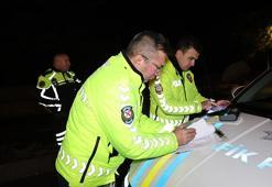 Alkollü sürücü yolda uyuya kaldı, uyanınca polise ecel teri döktürdü! Anbean görüntülendi