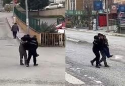Çayırova'da rahatsızlanan yaşlı vatandaşı belediye işçileri kucaklarında taşıdı