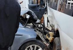 Reyhanlı'da öğrenci servisi ile otomobil çarpıştı: 15 yaralı