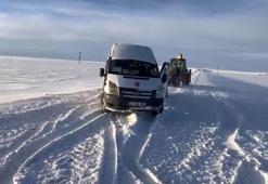 Kars’ın Borluk köyünde kara saplanan öğrenci servisi kurtarıldı