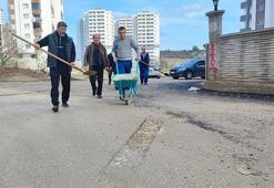 Adana'da belediyenin yapamadığını vatandaş yaptı! 'Dağ yolu buradan daha iyi'