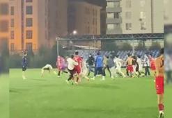 Adana'da maç sonu skandal kavga! Futbolcular birbirine girdi