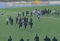 Adana'da iki takım futbolcuları birbirine girdi!