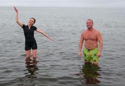 Ünlülerle Boğaz'da denize giren fenomenin yeni durağı Van Gölü oldu