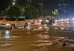 Adana'da sağanak yağış nedeniyle yollar göle döndü