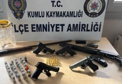 Evin bahçesinde toprağa gömülü silahlar ele geçirildi