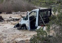 Derede mahsur kalan kamyonetteki 3 kişi kurtarıldı