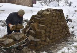 Bitlis'te gelecek kışın hazırlığı şimdiden başladı! İmece usulü ağıllardan çıkarıp istifliyorlar