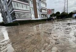 Meteoroloji'nin sarı kodlu uyardığı İzmir'de dere taştı, vatandaşlar çaresiz kaldı: Televizyonda izlerdik, başımıza geldi