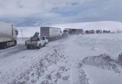 Posof'taki 2 bin 550 metre rakımlı Ilgar Dağı tipi nedeniyle ulaşıma kapandı, 200 araçlık konvoy oluştu
