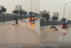 Seyhan’da sağanağın ardından su dolan caddede sörf yaptı