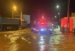 Sağanak yağış sonrası Alanya'da Oba çayı taştı, caddeler sular altında kaldı